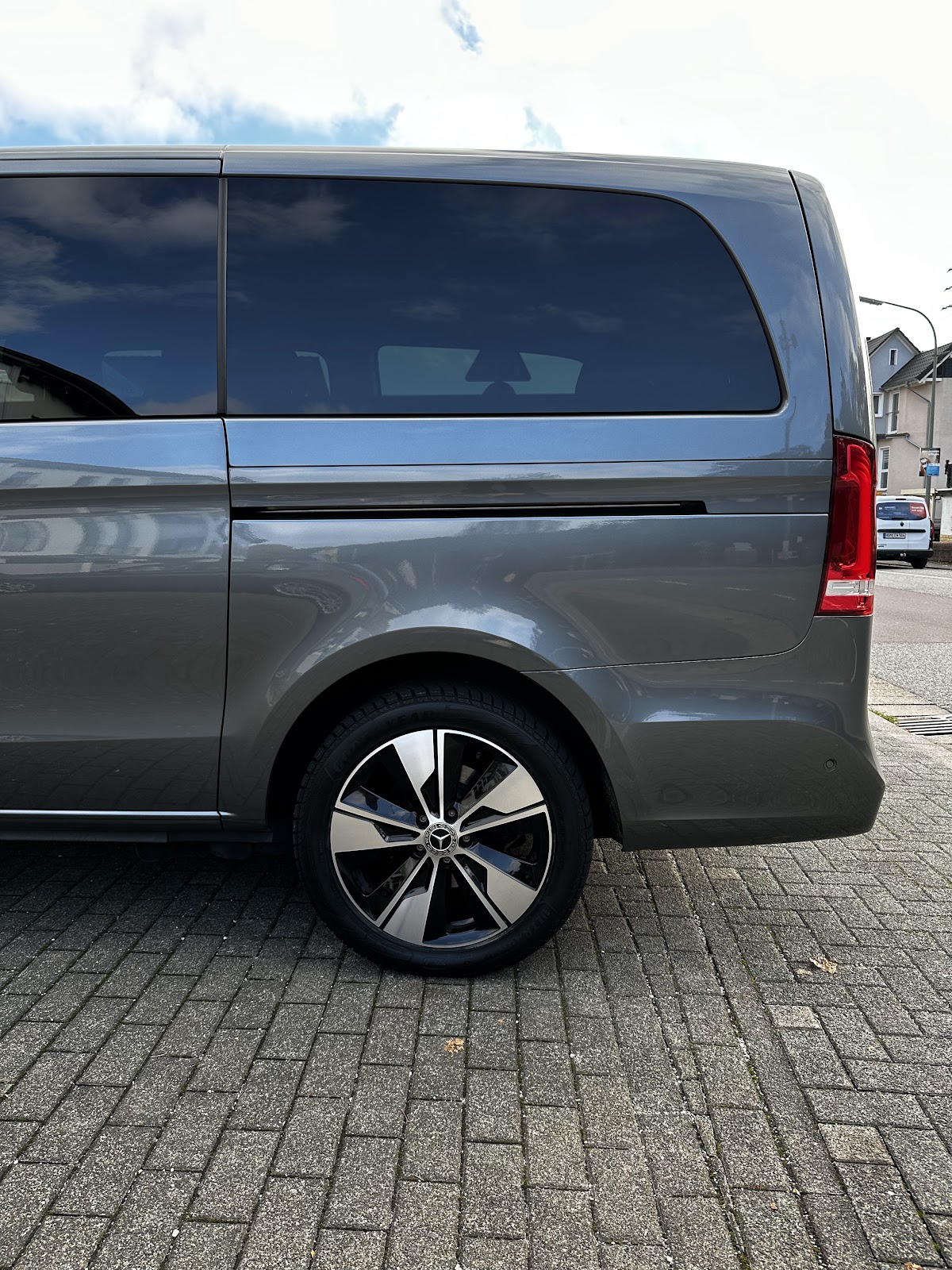 Fahrzeug nach Handwäsche und Lackversiegelung