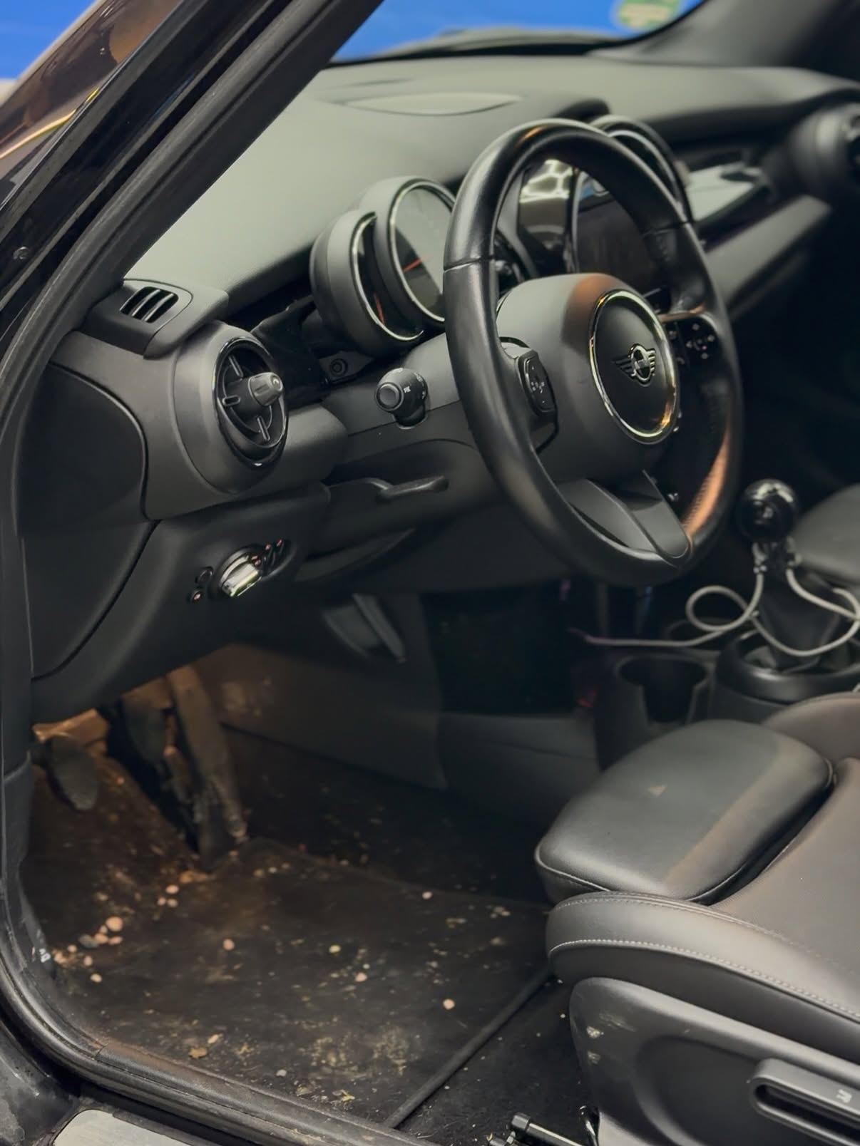 Innenraum eines MINI vor der Aufbereitung bei MM-Carservice in Nohfelden